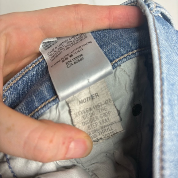 MOTHER The Insider Crop Step Fray Jeans in Shoot To Thrill Light Wash Size 25 - Picture 11 of 12